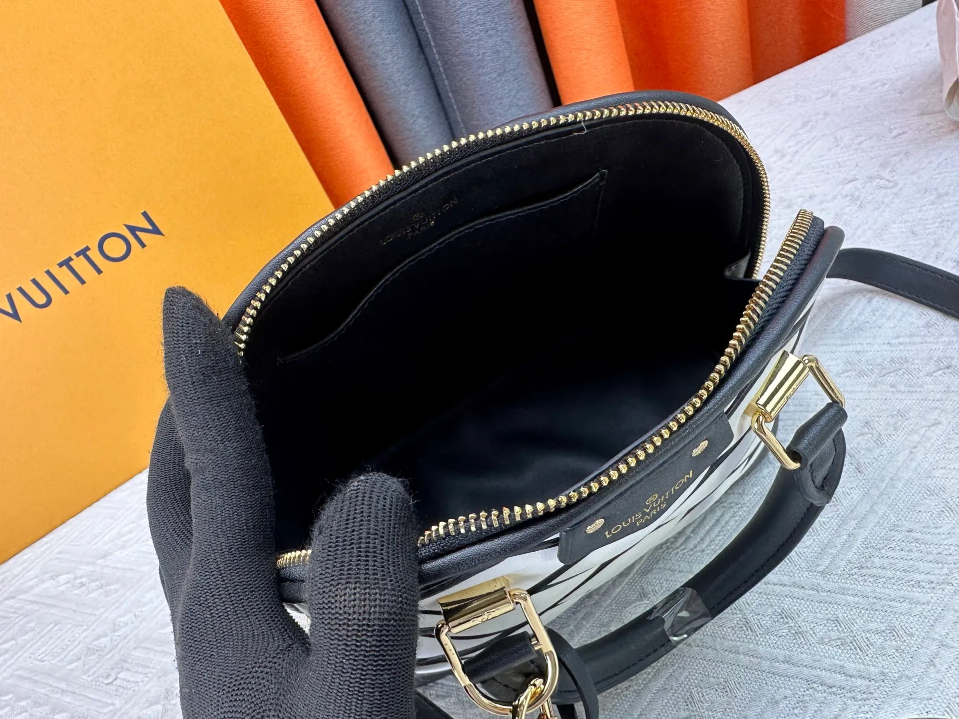P360 M83048 M53152 This Nano Alma handbag is a pocket-sized version of Louis Vuitton's classic Alma handbag. It is made of soft lambskin with a Malletage quilting pattern, recalling the diamond inner panel of the brand's traditional hard luggage. The elegant handle, dazzling chain and detachable and adjustable leather shoulder strap enable a variety of carrying styles. Dimensions: 23.5x17.5x11.5cm