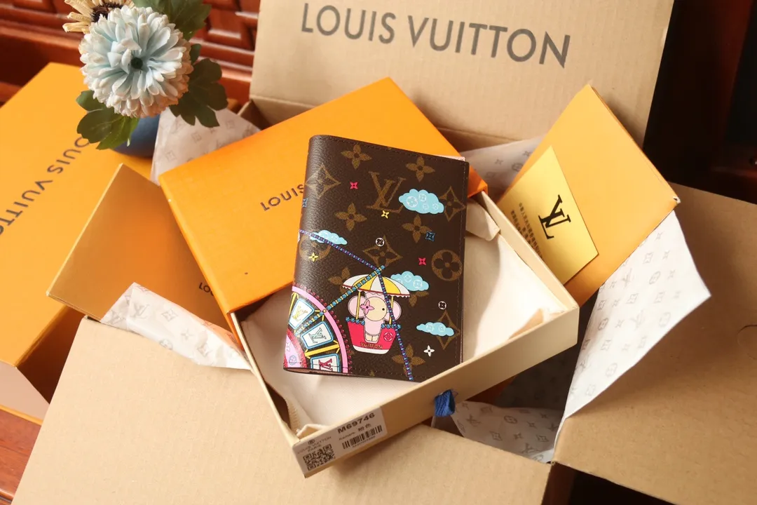 P260🎉Original order🎉M69746 [Chigua][Chigua] 2020 Christmas limited edition passport cover is made of Monogram canvas, showing the joyful scene of Louis Vuitton mascot Vivienne riding the Ferris wheel. It combines classic elements such as LV letters and Monogram flowers, making it a good choice for holiday gifts. Dimensions: 10.0 x 14.0 x 2.5.