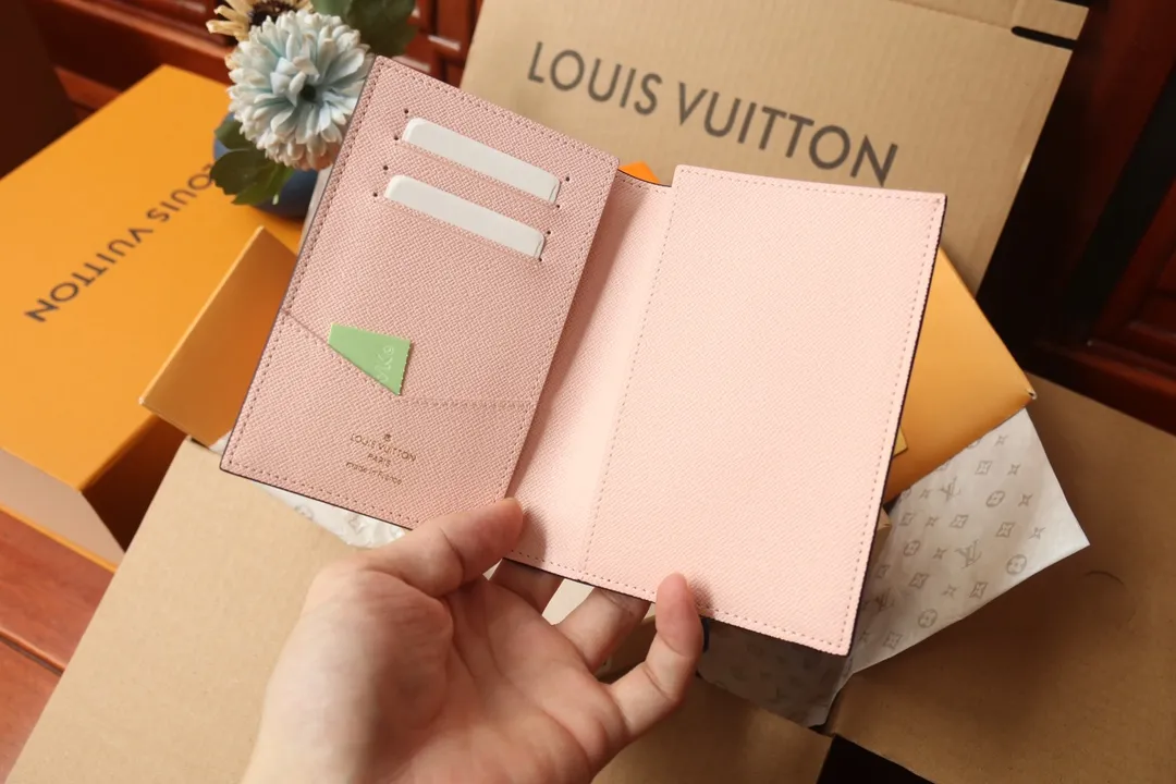 P260🎉Original order🎉M69746 [Chigua][Chigua] 2020 Christmas limited edition passport cover is made of Monogram canvas, showing the joyful scene of Louis Vuitton mascot Vivienne riding the Ferris wheel. It combines classic elements such as LV letters and Monogram flowers, making it a good choice for holiday gifts. Dimensions: 10.0 x 14.0 x 2.5.