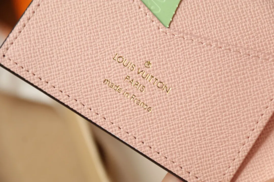 P260🎉Original order🎉M69746 [Chigua][Chigua] 2020 Christmas limited edition passport cover is made of Monogram canvas, showing the joyful scene of Louis Vuitton mascot Vivienne riding the Ferris wheel. It combines classic elements such as LV letters and Monogram flowers, making it a good choice for holiday gifts. Dimensions: 10.0 x 14.0 x 2.5.