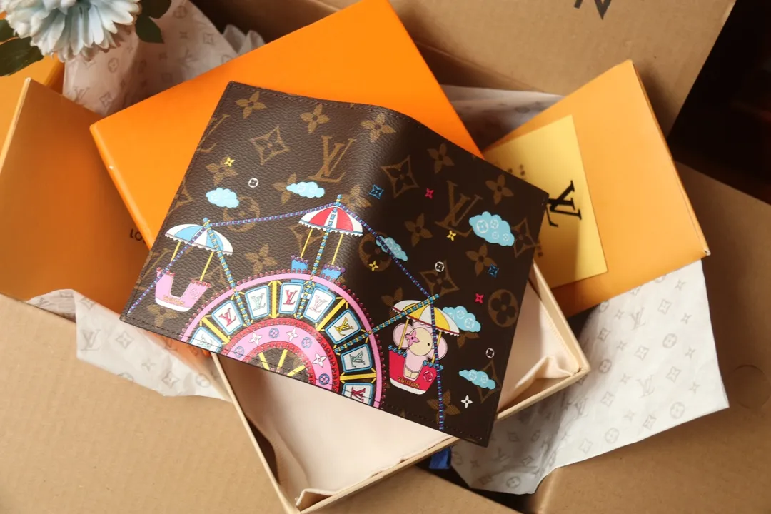 P260🎉Original order🎉M69746 [Chigua][Chigua] 2020 Christmas limited edition passport cover is made of Monogram canvas, showing the joyful scene of Louis Vuitton mascot Vivienne riding the Ferris wheel. It combines classic elements such as LV letters and Monogram flowers, making it a good choice for holiday gifts. Dimensions: 10.0 x 14.0 x 2.5.