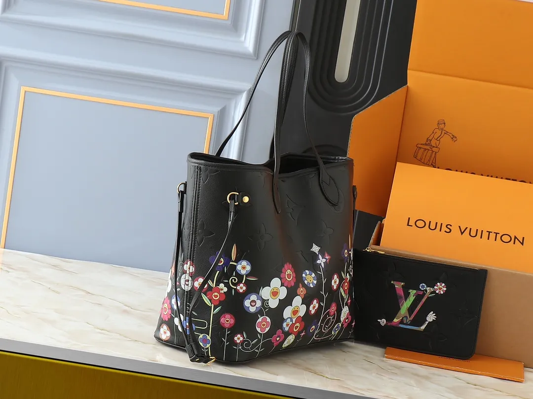 💰220💰Upgraded from the original M13675 M13271 M40995. This Neverfull medium handbag is from the Louis Vuitton Cowhide leather outlines the upper edge, handles and side straps, while the fabric lining incorporates colorful stripes. An interior zip pocket and a removable storage bag complete the functional design. Dimensions: 31.0 x 28.0 x 14.0 cm (length x height x width)
