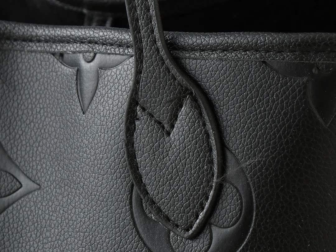 💰220💰Upgraded from the original M13675 M13271 M40995. This Neverfull medium handbag is from the Louis Vuitton Cowhide leather outlines the upper edge, handles and side straps, while the fabric lining incorporates colorful stripes. An interior zip pocket and a removable storage bag complete the functional design. Dimensions: 31.0 x 28.0 x 14.0 cm (length x height x width)