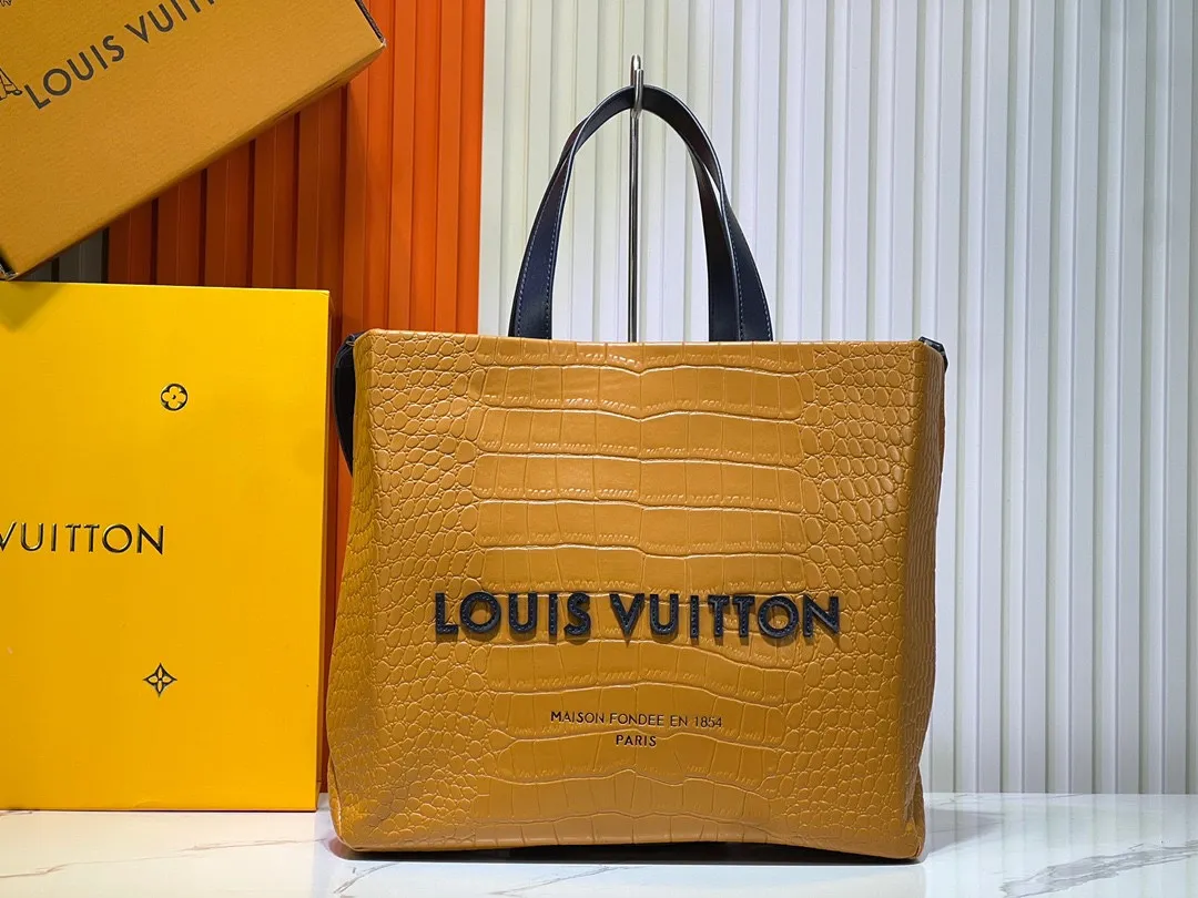 Batch 320💰Medium M24457 This medium Shopper handbag draws inspiration from Louis Vuitton shopping bags, with the words Louis Vuitton and Maison Fondée En 1854 written on soft cow leather, with a top handle and a detachable shoulder strap. Dimensions: 34x31x14cm