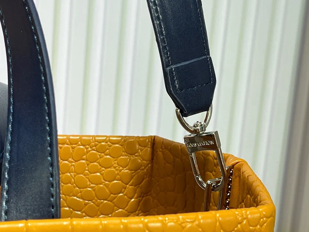 Batch 320💰Medium M24457 This medium Shopper handbag draws inspiration from Louis Vuitton shopping bags, with the words Louis Vuitton and Maison Fondée En 1854 written on soft cow leather, with a top handle and a detachable shoulder strap. Dimensions: 34x31x14cm
