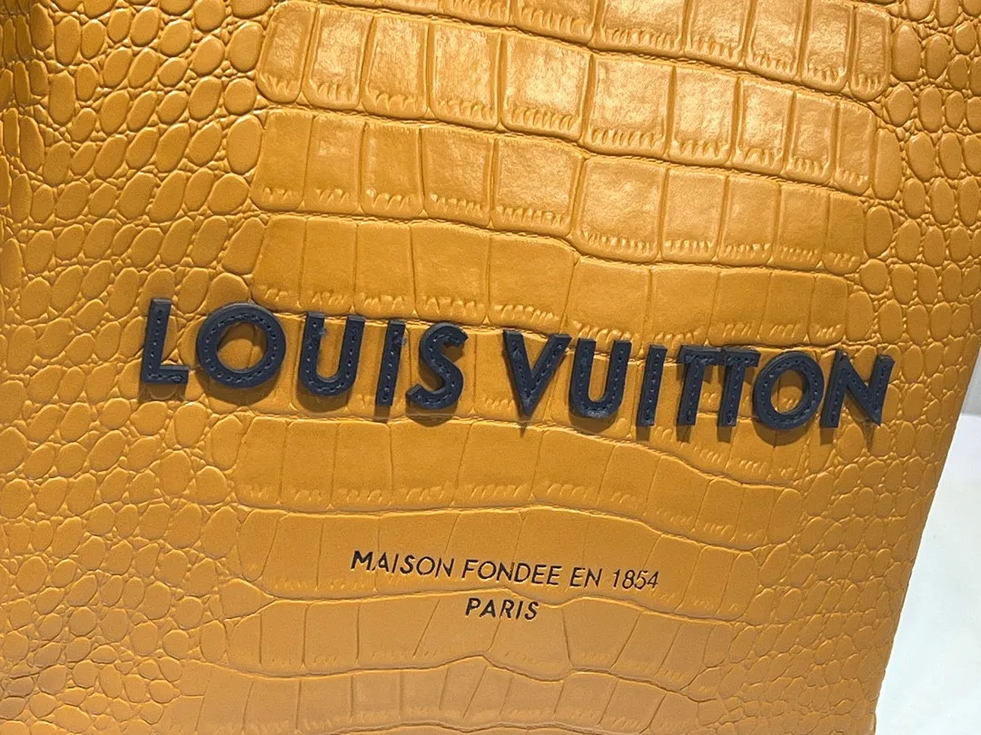 Batch 320💰Medium M24457 This medium Shopper handbag draws inspiration from Louis Vuitton shopping bags, with the words Louis Vuitton and Maison Fondée En 1854 written on soft cow leather, with a top handle and a detachable shoulder strap. Dimensions: 34x31x14cm
