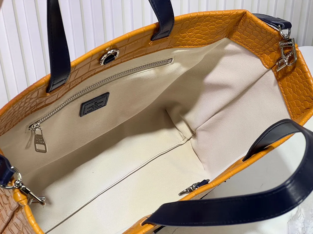 Batch 320💰Medium M24457 This medium Shopper handbag draws inspiration from Louis Vuitton shopping bags, with the words Louis Vuitton and Maison Fondée En 1854 written on soft cow leather, with a top handle and a detachable shoulder strap. Dimensions: 34x31x14cm