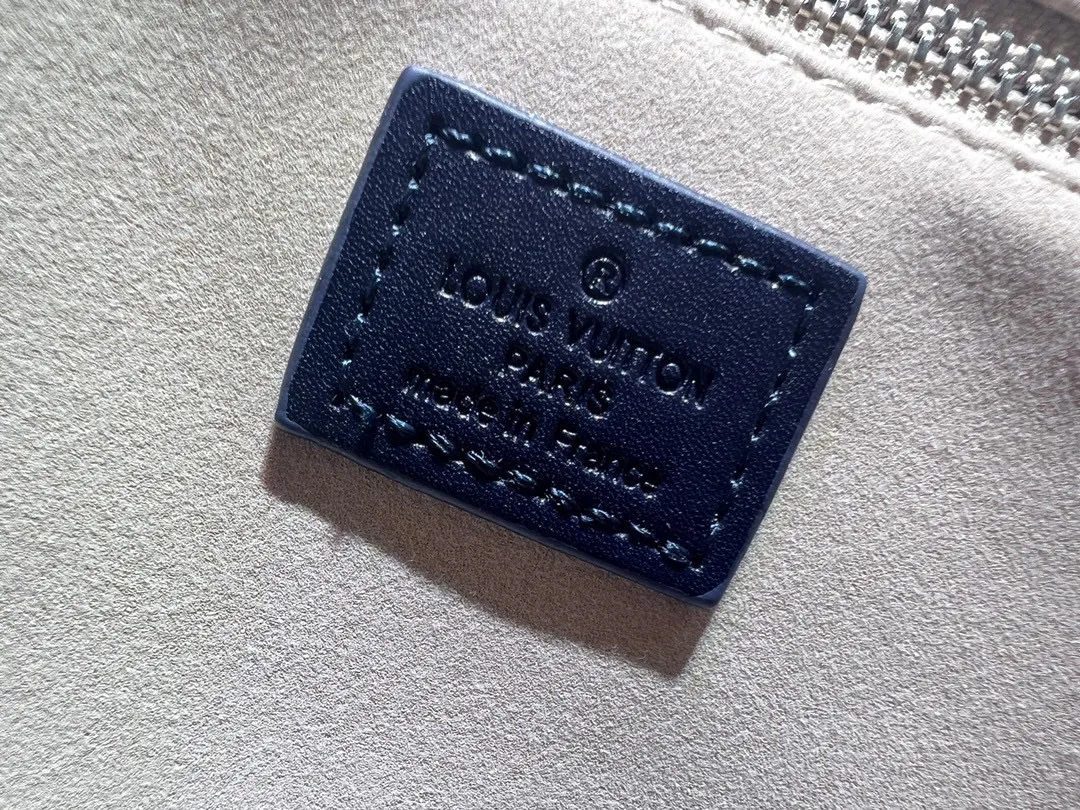 Batch 320💰Medium M24457 This medium Shopper handbag draws inspiration from Louis Vuitton shopping bags, with the words Louis Vuitton and Maison Fondée En 1854 written on soft cow leather, with a top handle and a detachable shoulder strap. Dimensions: 34x31x14cm