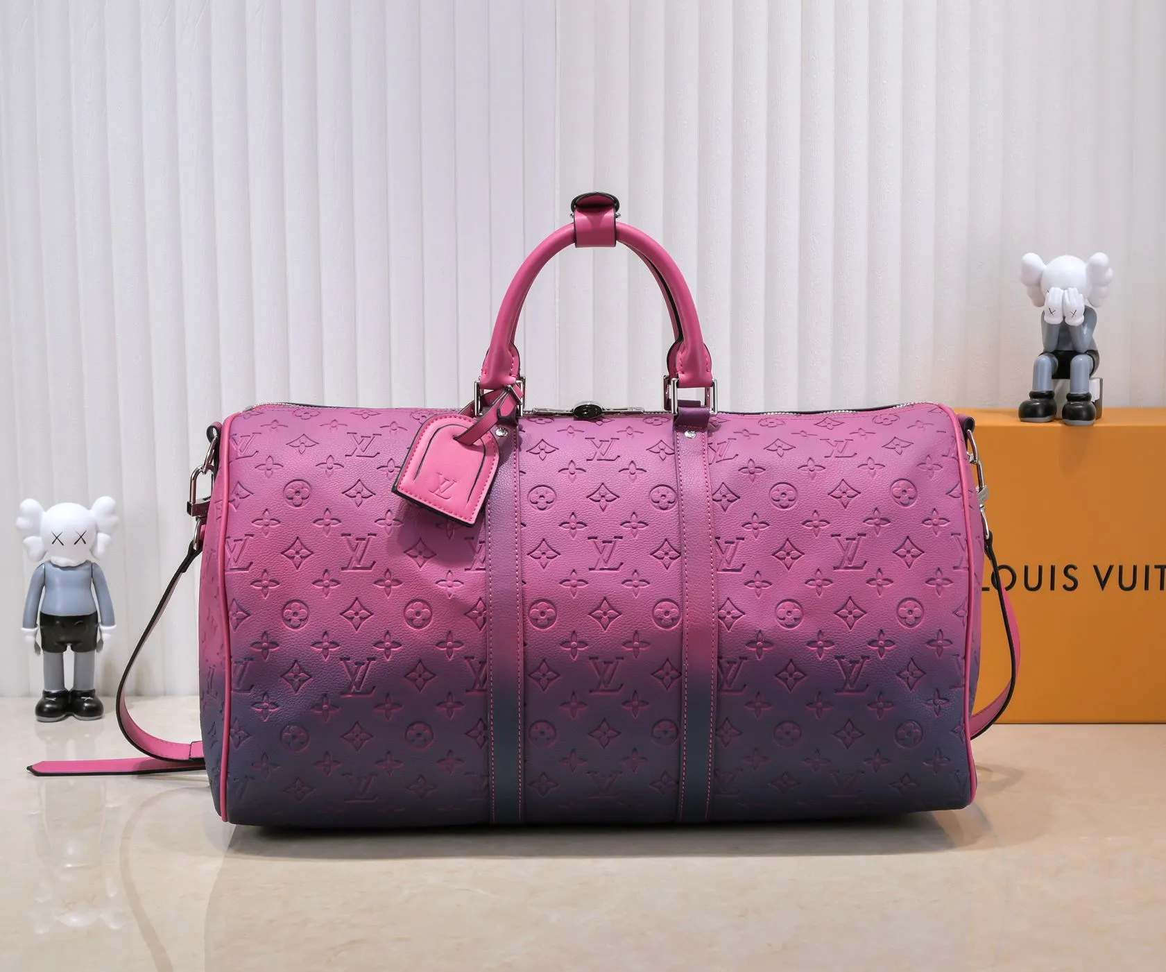 Batch 460💰Louis Vuitton launched the Keepall soft travel bag series in the 1930s. This time, it was transformed into a sophisticated design by Virgil Abloh, bursting with bright colors and high energy. The fluorescent hue of Taurillon Illusion leather gives the classic Monogram embossing a new twist. Detailed features Model number 59712 41416 50 x 29 x 23 cm (length x height x width) Taurillon leather Textile lining Cow leather trim Metal hardware Zip closure Internal zip pocket Generous capacity Removable name tag Handles: Double handles