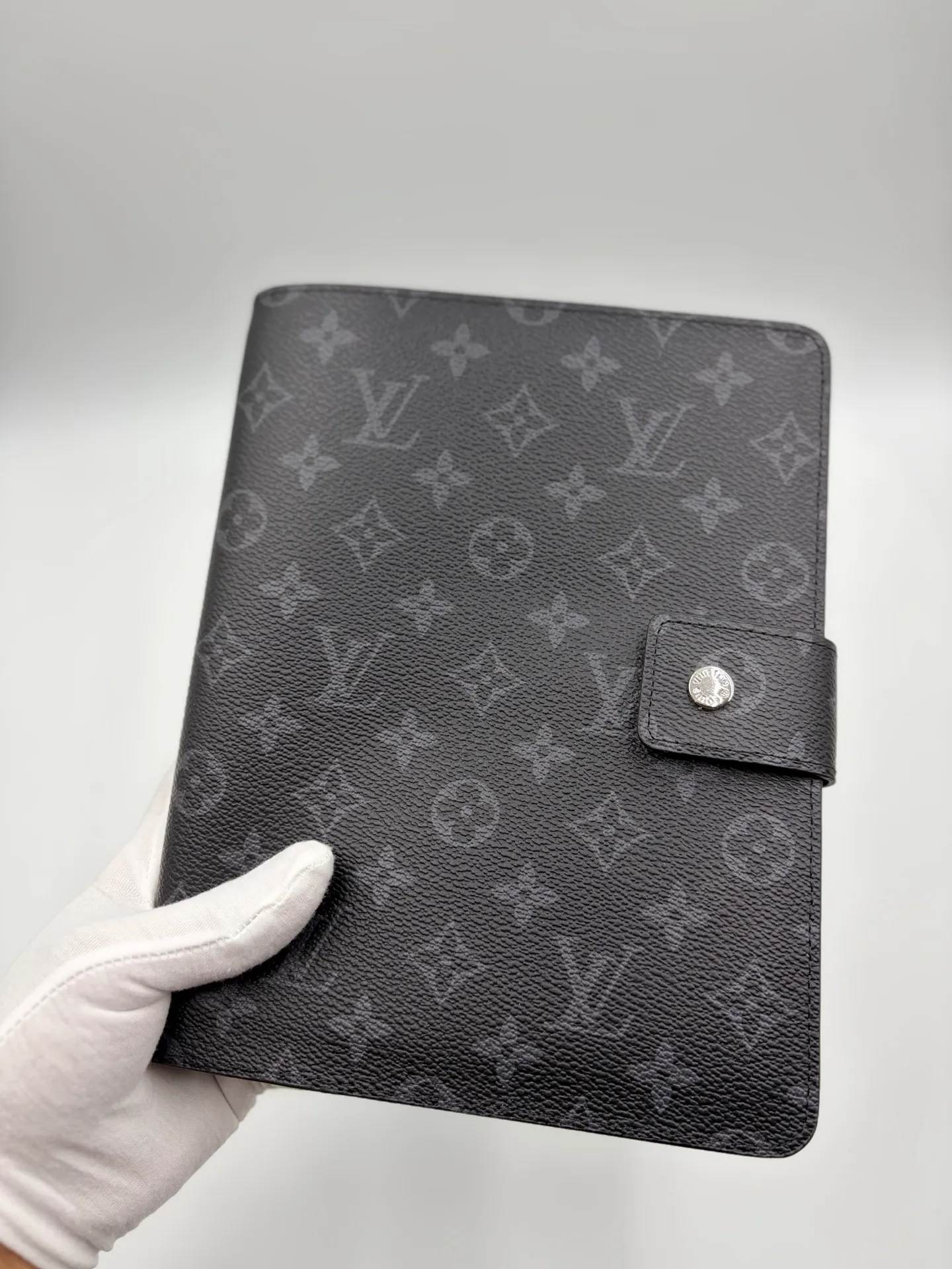 2026 hot model shipped, model M20002❤️This small notepad cover is made of Monogram canvas, can hold three credit cards, and can also be used as an address book, notebook or calendar. 18 x 23 cm (Length x Height) - Epi leather embossed with delicate LV initials and interlaced textured leather lining - Button closure - Six-ring binder with three rings in a set, six credit card slots and two internal compartments - Notepad insert available separately 👉