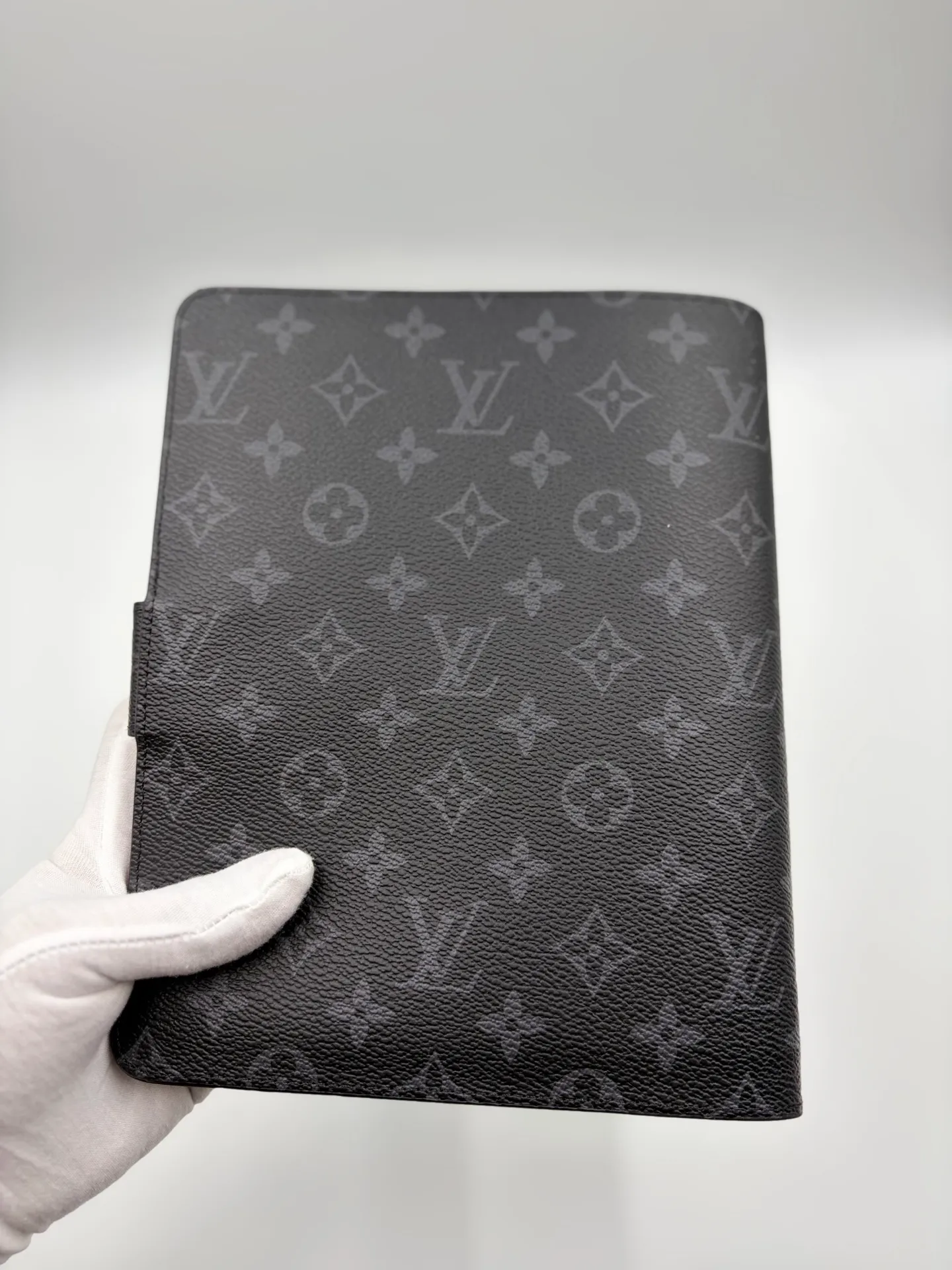 2026 hot model shipped, model M20002❤️This small notepad cover is made of Monogram canvas, can hold three credit cards, and can also be used as an address book, notebook or calendar. 18 x 23 cm (Length x Height) - Epi leather embossed with delicate LV initials and interlaced textured leather lining - Button closure - Six-ring binder with three rings in a set, six credit card slots and two internal compartments - Notepad insert available separately 👉