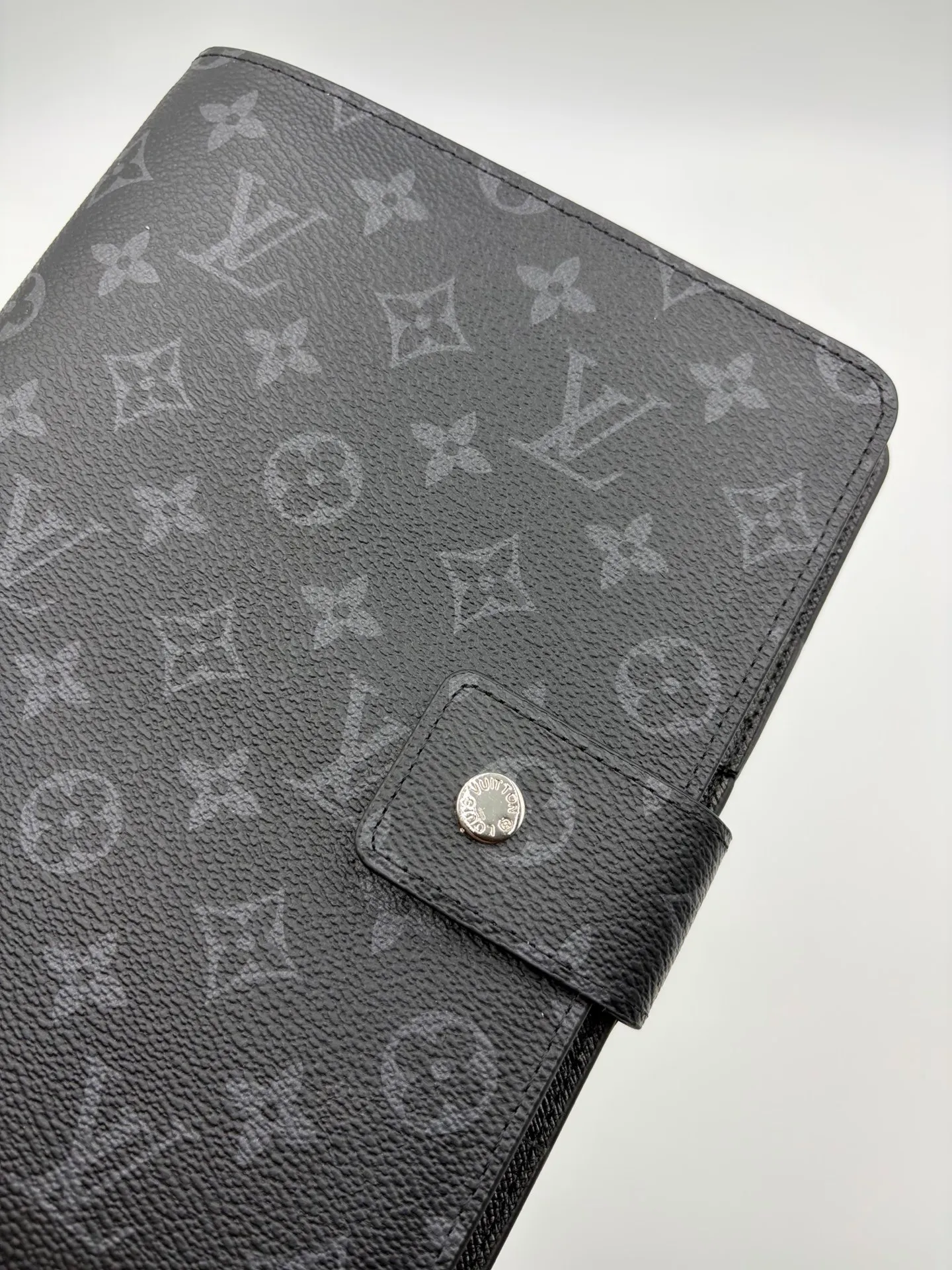 2026 hot model shipped, model M20002❤️This small notepad cover is made of Monogram canvas, can hold three credit cards, and can also be used as an address book, notebook or calendar. 18 x 23 cm (Length x Height) - Epi leather embossed with delicate LV initials and interlaced textured leather lining - Button closure - Six-ring binder with three rings in a set, six credit card slots and two internal compartments - Notepad insert available separately 👉