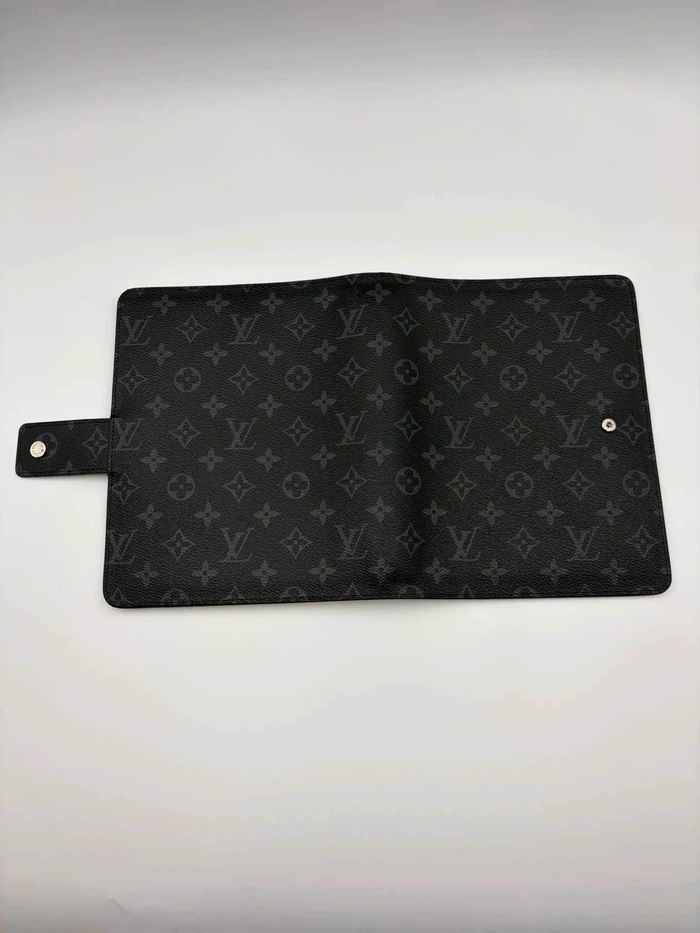 2026 hot model shipped, model M20002❤️This small notepad cover is made of Monogram canvas, can hold three credit cards, and can also be used as an address book, notebook or calendar. 18 x 23 cm (Length x Height) - Epi leather embossed with delicate LV initials and interlaced textured leather lining - Button closure - Six-ring binder with three rings in a set, six credit card slots and two internal compartments - Notepad insert available separately 👉