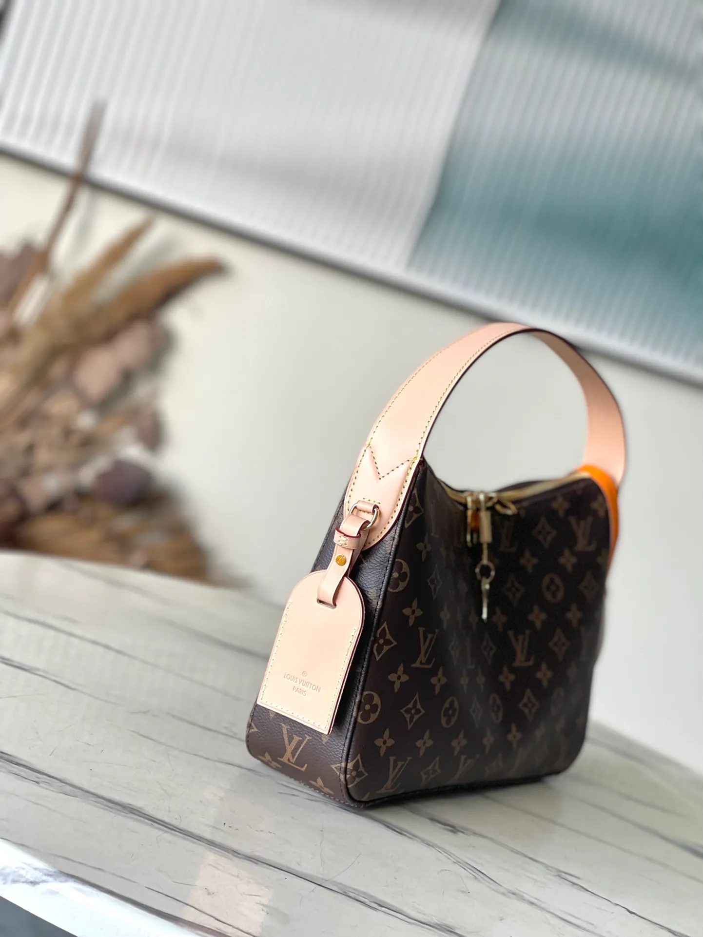 💰840 Top Original Order M11952 This small Slouchy handbag is made of Louis Vuitton's classic Monogram canvas. It has a chic silhouette that can be worn as a shoulder or a hand carry to suit various occasions such as business office or weekend travel. Brand-new padlocks and name tags mark the new season, highlighting the brand’s long heritage and exquisite craftsmanship. Dimensions: 33 × 22 × 9cm