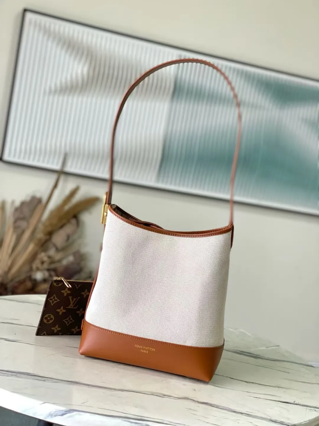 💰1180 (top layer leather) top original order M25468 This small LowKey Hobo handbag is made of canvas and cow leather, using texture contrast to interpret the elegant style of the new season. The distressed metal parts and removable Monogram zipper inner pocket recall the brand's trunk-making heritage, and the striped lining highlights the exquisite details. Dimensions: 24 × 28 × 16 cm