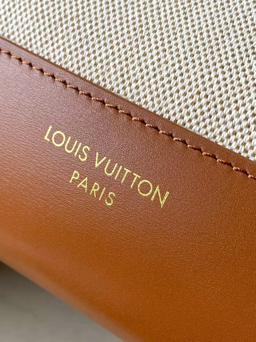 💰1180 (top layer leather) top original order M25468 This small LowKey Hobo handbag is made of canvas and cow leather, using texture contrast to interpret the elegant style of the new season. The distressed metal parts and removable Monogram zipper inner pocket recall the brand's trunk-making heritage, and the striped lining highlights the exquisite details. Dimensions: 24 × 28 × 16 cm