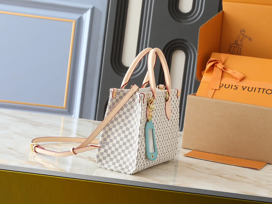 💰240💰Upgraded from the original M13158 M45659 M46373 M44571. This OnTheGo small handbag is made of Monogram and Monogram Reverse canvas, with the Monogram Giant pattern embellished on it. The Toron handle and the jacquard textured shoulder strap decorated with the brand's logo create a visual contrast, and the detachable coin bag is suitable for storing change or small items. It combines fashionable charm with various functions, making it a good daily companion. 25.0 x 19.0 x 11.5 cm (length x height x width)