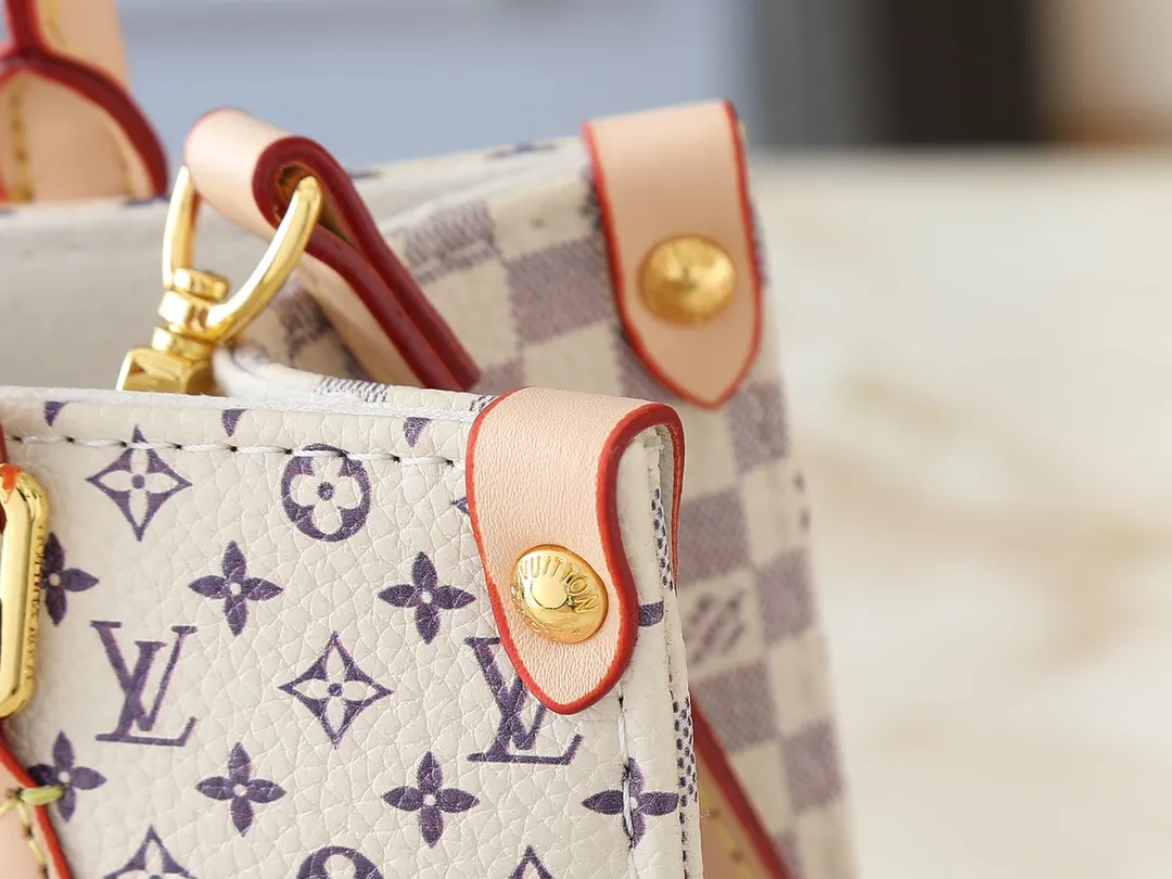 💰240💰Upgraded from the original M13158 M45659 M46373 M44571. This OnTheGo small handbag is made of Monogram and Monogram Reverse canvas, with the Monogram Giant pattern embellished on it. The Toron handle and the jacquard textured shoulder strap decorated with the brand's logo create a visual contrast, and the detachable coin bag is suitable for storing change or small items. It combines fashionable charm with various functions, making it a good daily companion. 25.0 x 19.0 x 11.5 cm (length x height x width)