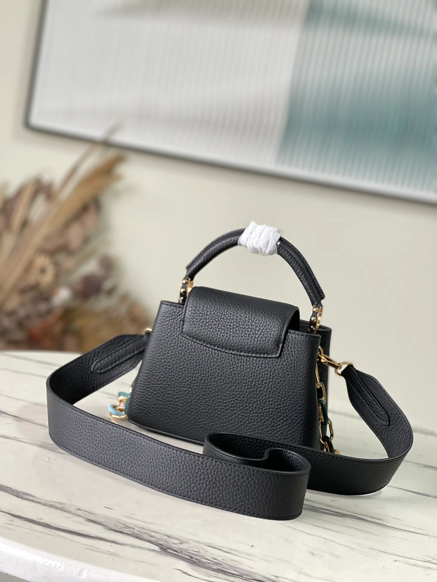 💰2460 (Special Original Leather) M21641 Black Mini This Capucines mini handbag has metal and resin links interlocking with each other, adding a fun detachable chain to the classic design. Taurillon leather has a shiny look, and the logo can be highlighted by placing the flap on the inside. Dimensions: 21 x 14 x 8 cm