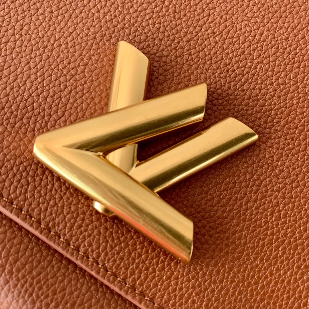 💰1280 (top layer leather) top quality original M24640 brown. This Soft Twist handbag is made of soft cow leather and reinterprets the iconic Twist handbag in a generous size. The aged metal parts shine with eye-catching style, and the fitted design and multiple carrying methods enable a comfortable travel experience. 27 x 19 x 9 cm (length x height x width)