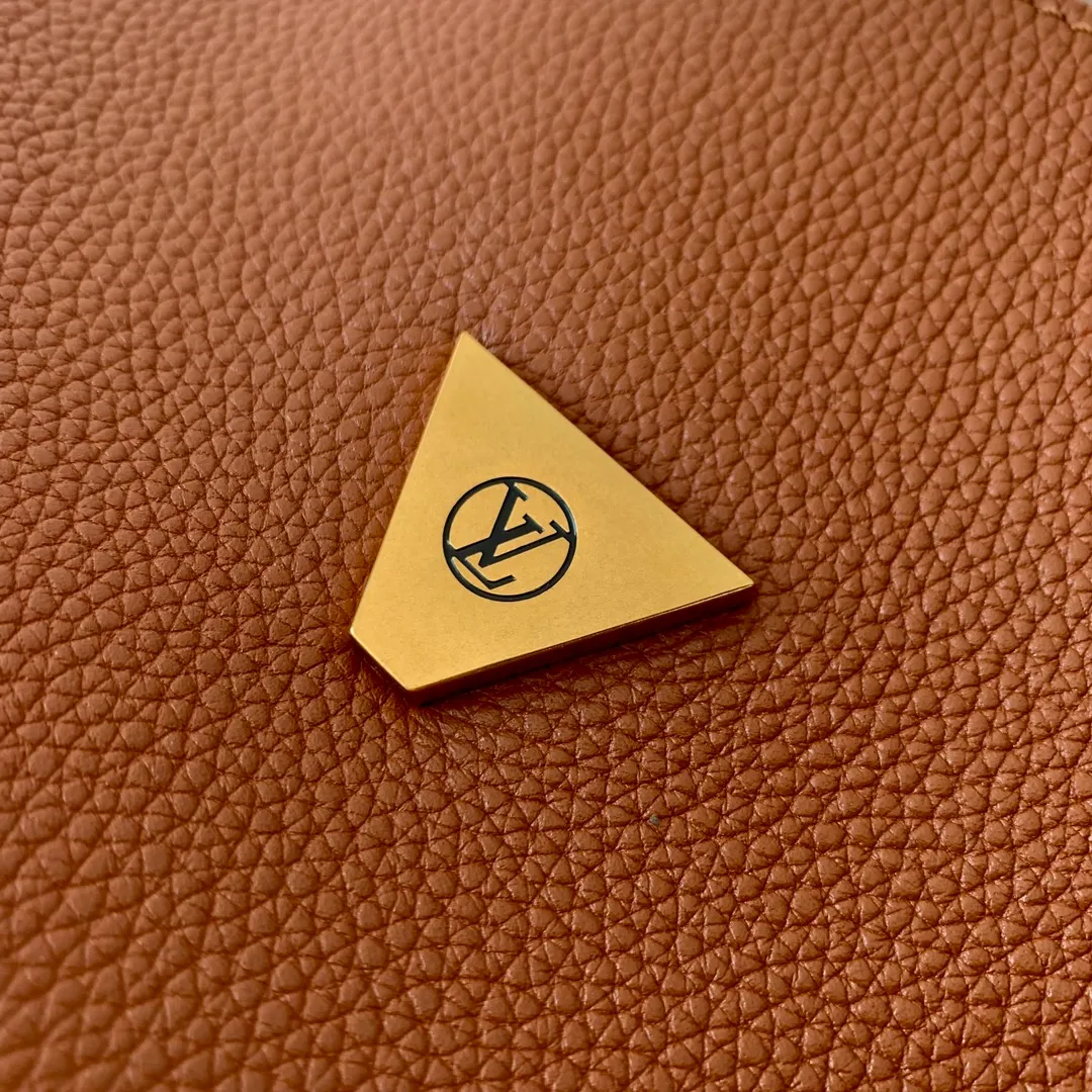 💰1280 (top layer leather) top quality original M24640 brown. This Soft Twist handbag is made of soft cow leather and reinterprets the iconic Twist handbag in a generous size. The aged metal parts shine with eye-catching style, and the fitted design and multiple carrying methods enable a comfortable travel experience. 27 x 19 x 9 cm (length x height x width)