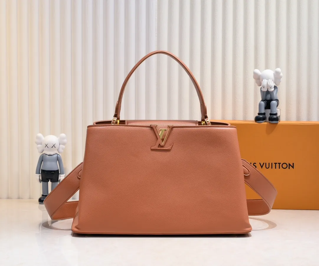 The upgraded version of P440 M24607 brown CapucinesSouple large handbag reinterprets Louis Vuitton's classic design, using smooth cow leather to achieve a soft touch. The roomy construction, top handles and detachable shoulder strap make it easy to take with you when commuting to the office or on weekend trips. Detailed features 38 x 23 x 16 cm (length x height x width)