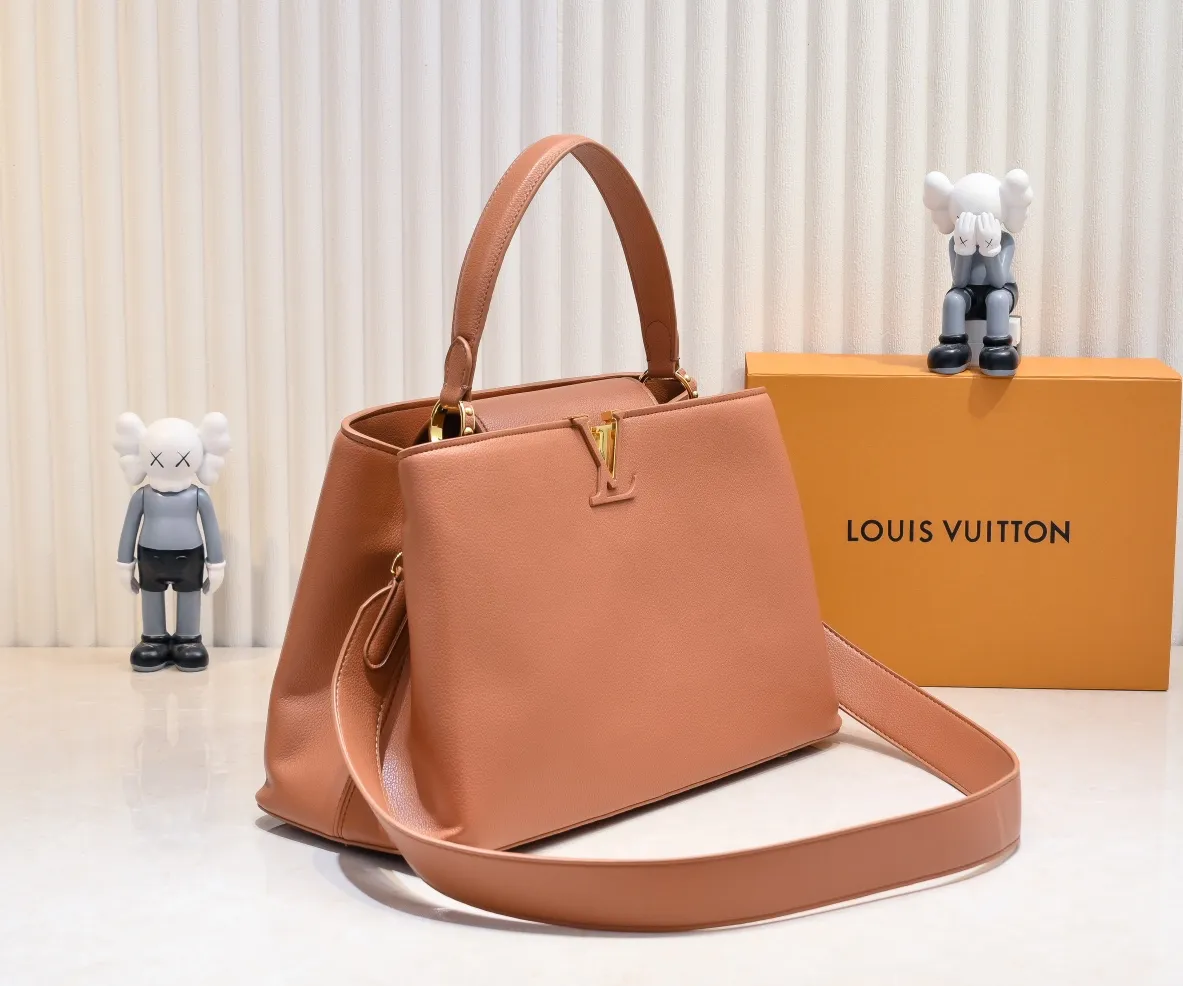 The upgraded version of P440 M24607 brown CapucinesSouple large handbag reinterprets Louis Vuitton's classic design, using smooth cow leather to achieve a soft touch. The roomy construction, top handles and detachable shoulder strap make it easy to take with you when commuting to the office or on weekend trips. Detailed features 38 x 23 x 16 cm (length x height x width)