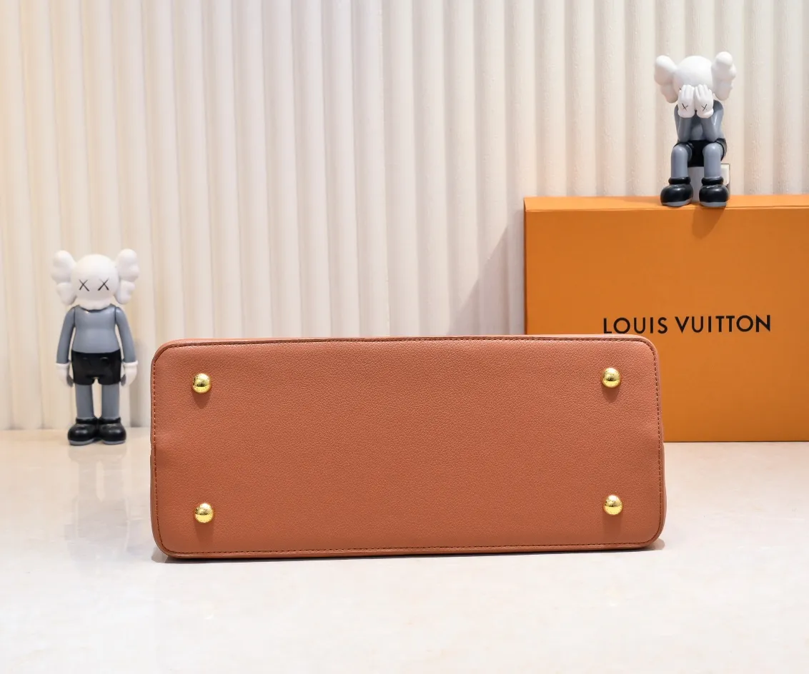 The upgraded version of P440 M24607 brown CapucinesSouple large handbag reinterprets Louis Vuitton's classic design, using smooth cow leather to achieve a soft touch. The roomy construction, top handles and detachable shoulder strap make it easy to take with you when commuting to the office or on weekend trips. Detailed features 38 x 23 x 16 cm (length x height x width)