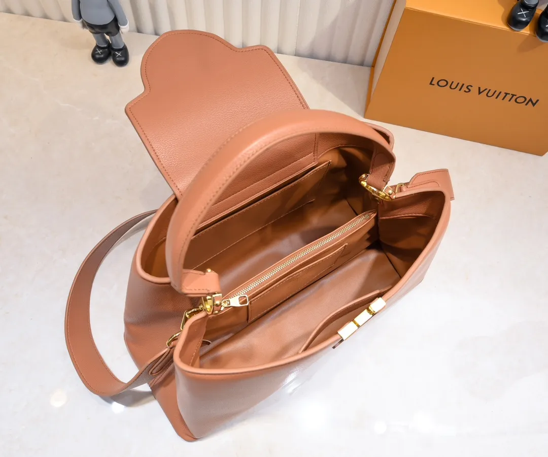 The upgraded version of P440 M24607 brown CapucinesSouple large handbag reinterprets Louis Vuitton's classic design, using smooth cow leather to achieve a soft touch. The roomy construction, top handles and detachable shoulder strap make it easy to take with you when commuting to the office or on weekend trips. Detailed features 38 x 23 x 16 cm (length x height x width)