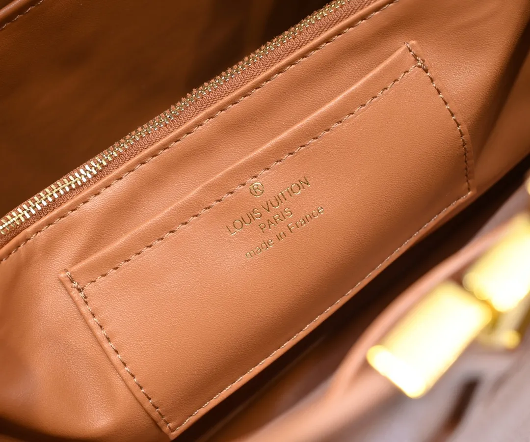 The upgraded version of P440 M24607 brown CapucinesSouple large handbag reinterprets Louis Vuitton's classic design, using smooth cow leather to achieve a soft touch. The roomy construction, top handles and detachable shoulder strap make it easy to take with you when commuting to the office or on weekend trips. Detailed features 38 x 23 x 16 cm (length x height x width)