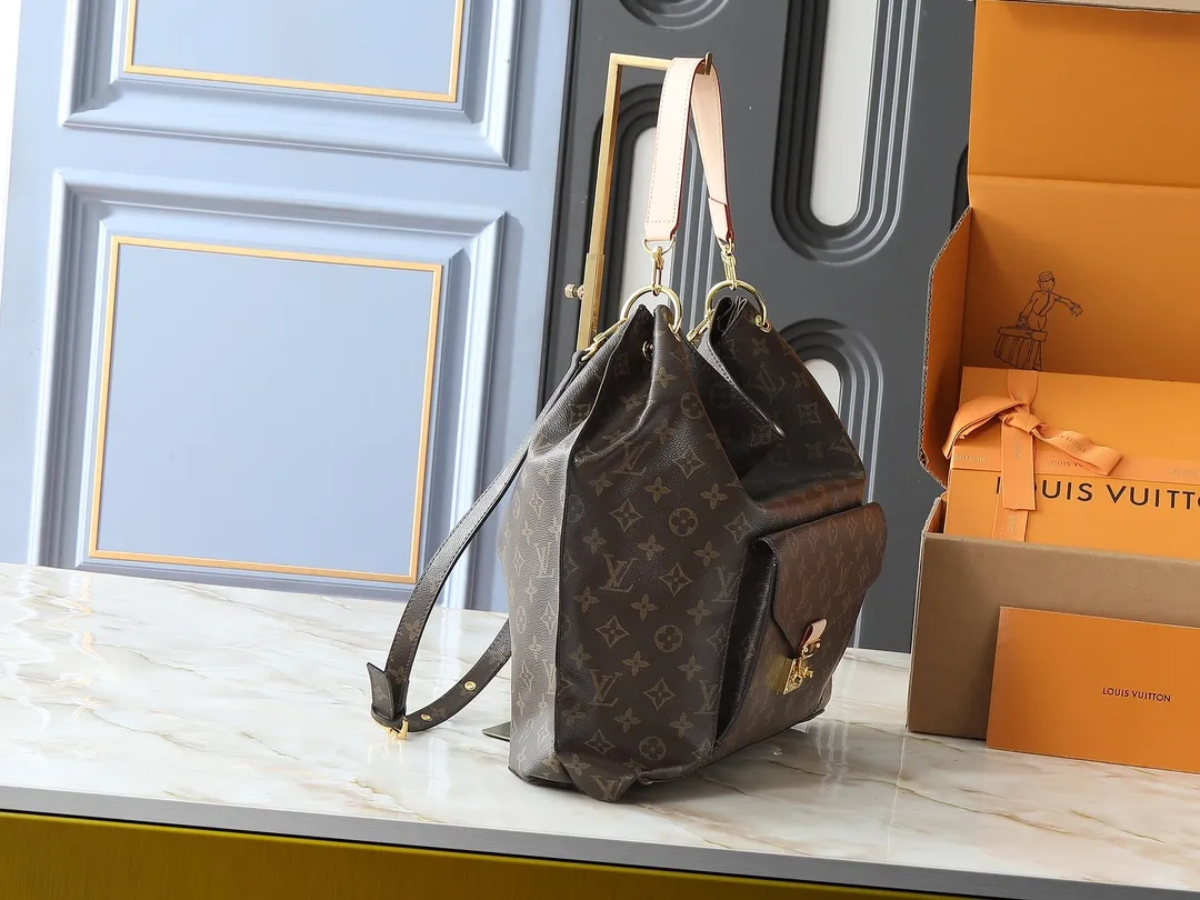 💰280💰Upgraded from the original M40781. This Métis made of second-hand Monogram canvas fulfills its promise with its own attitude. With its emphasis on lines and silhouettes, the Métis handbag combines the versatility required of a modern handbag with the elegance and charm of Louis Vuitton's heritage. Two detachable shoulder straps, can be used to carry, carry or carry on the shoulder. Size 32x36x14cm