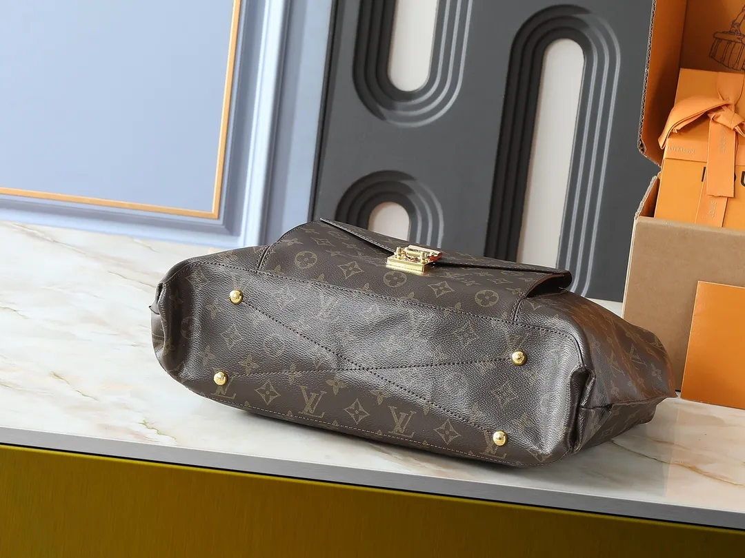 💰280💰Upgraded from the original M40781. This Métis made of second-hand Monogram canvas fulfills its promise with its own attitude. With its emphasis on lines and silhouettes, the Métis handbag combines the versatility required of a modern handbag with the elegance and charm of Louis Vuitton's heritage. Two detachable shoulder straps, can be used to carry, carry or carry on the shoulder. Size 32x36x14cm