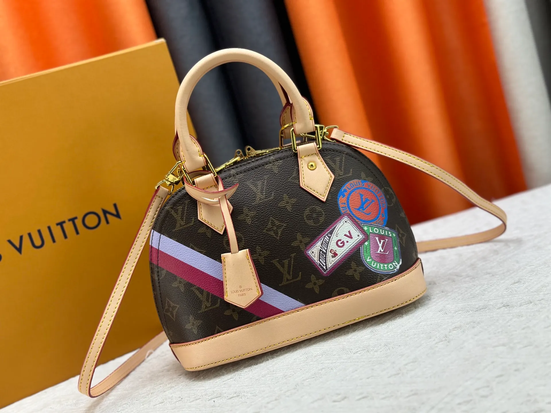 P280 M53152 M13670 The most structured of Louis Vuitton's iconic handbags. Its prototype is a piece designed by Gaston Vuitton and named after the Alma Bridge, which connects two adjacent fashionable districts in Paris. Signature Monogram canvas gives it a classic feel. Dimensions: 25 x 19 x 12 cm (length x height x width)