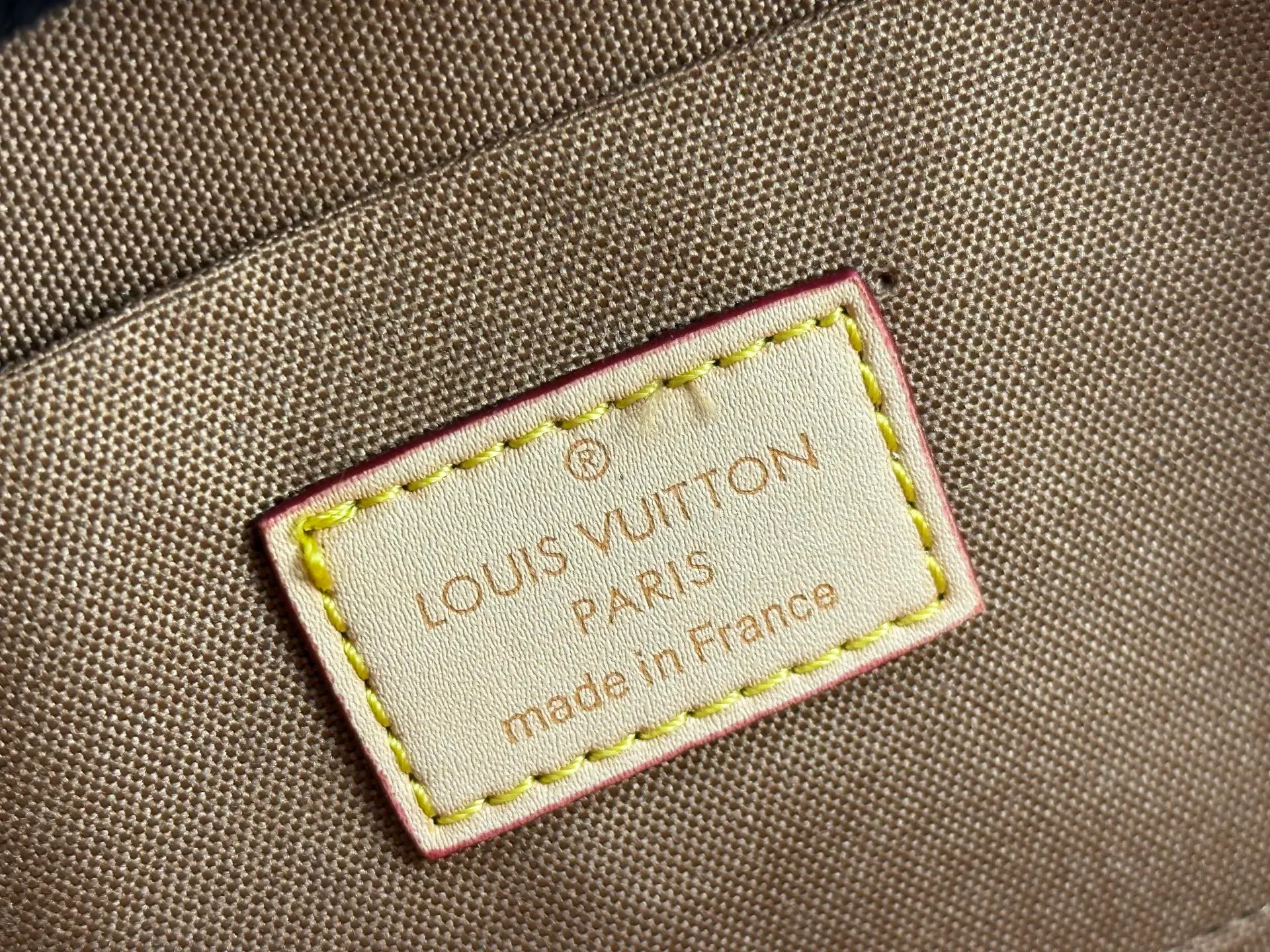 P280 M53152 M13670 The most structured of Louis Vuitton's iconic handbags. Its prototype is a piece designed by Gaston Vuitton and named after the Alma Bridge, which connects two adjacent fashionable districts in Paris. Signature Monogram canvas gives it a classic feel. Dimensions: 25 x 19 x 12 cm (length x height x width)