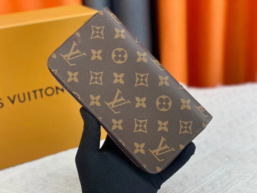 P150💰 M80857M60017 Japan limited wallet "Gibby Wallet", printed with Louis Vuitton's cute mascot "Vivian" illustration on single gram canvas. Brightly colored kites and cute mascots are combined, embellished with tiny single flowers. This is a collectible item that is perfect as a gift for those who love singles. Size: 19x 12.5x 3.0cm, 🎁🎁