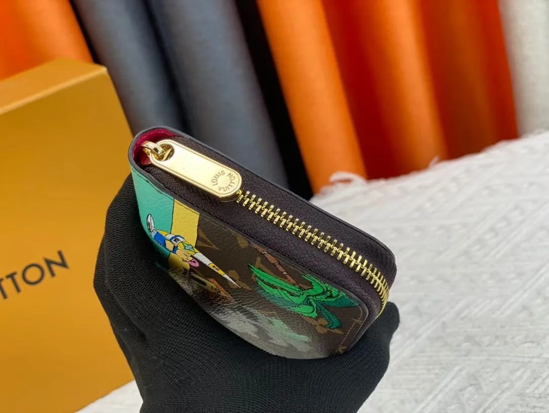 P150💰 M80857M60017 Japan limited wallet "Gibby Wallet", printed with Louis Vuitton's cute mascot "Vivian" illustration on single gram canvas. Brightly colored kites and cute mascots are combined, embellished with tiny single flowers. This is a collectible item that is perfect as a gift for those who love singles. Size: 19x 12.5x 3.0cm, 🎁🎁