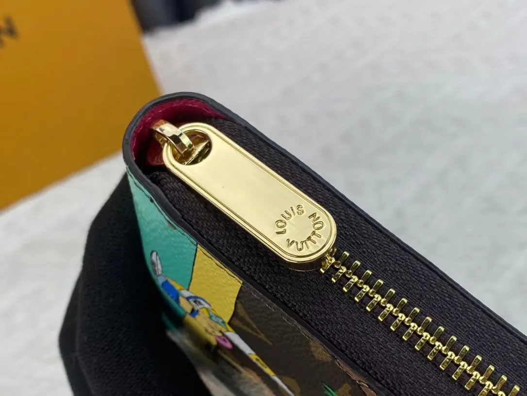 P150💰 M80857M60017 Japan limited wallet "Gibby Wallet", printed with Louis Vuitton's cute mascot "Vivian" illustration on single gram canvas. Brightly colored kites and cute mascots are combined, embellished with tiny single flowers. This is a collectible item that is perfect as a gift for those who love singles. Size: 19x 12.5x 3.0cm, 🎁🎁