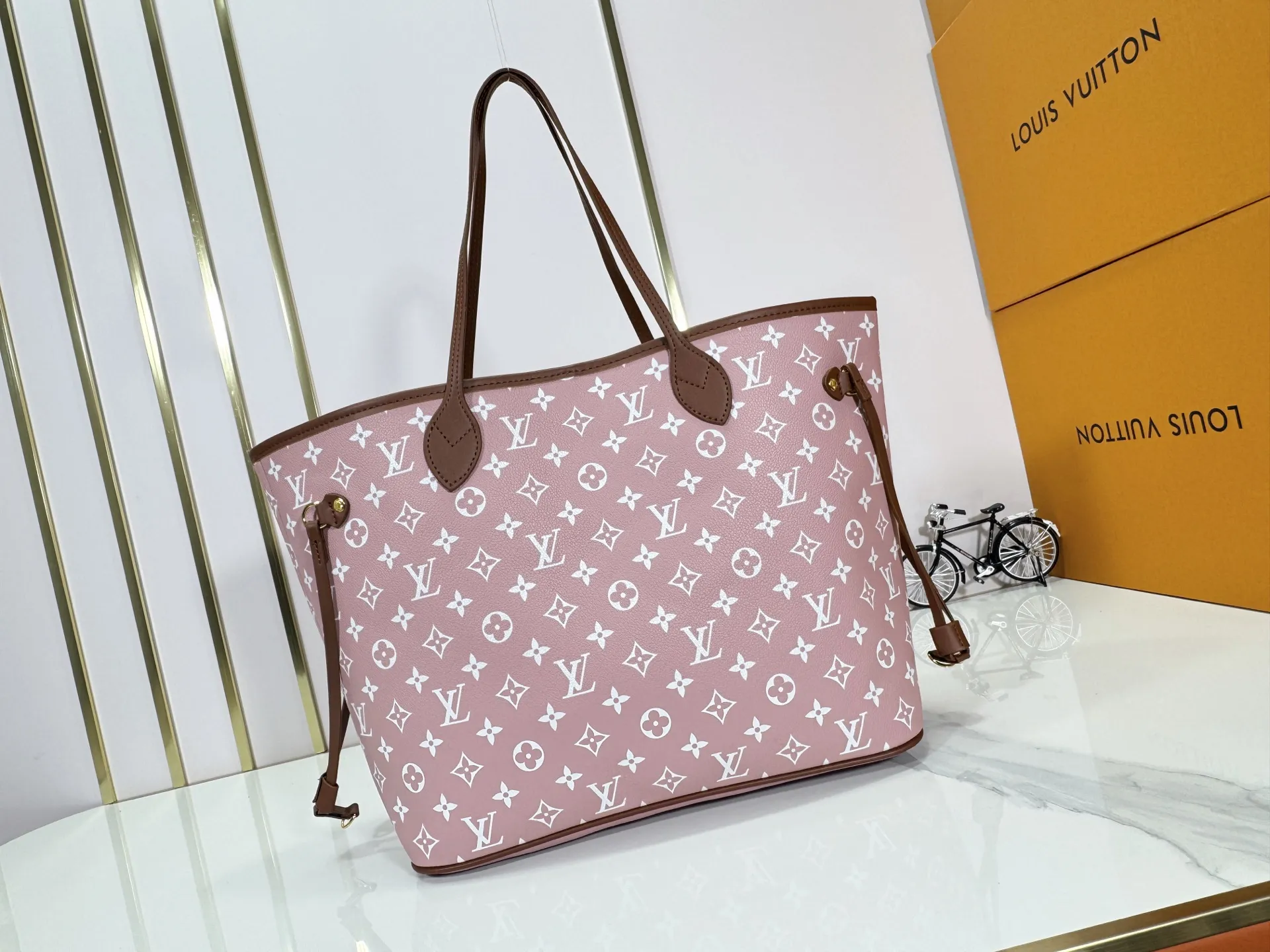 P280 Upgraded Original M45685 M40995 Neverfull handbags always meet your various handbag needs. It has a large capacity but is not bulky. It is stiff and soft to the touch, making it suitable for home and travel. Tighten the side ties and it instantly transforms into a stylish urban handbag. Loosen the straps and it transforms into a chic and practical handbag. The slender leather handle can be carried over the shoulder or between the arms. The model shown here is made of Damier Ebène canvas. Dimensions: 31.0 x 28.0 x 14.0 cm
