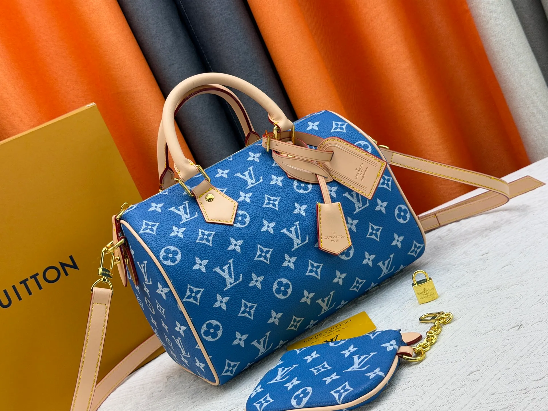 P270 Upgraded original version (with pebbled leather) M13902 M24423 M24424 M24425 M24426 M24443 M11561 M11562 M13912 Speedy Bandoulière 25 handbag is made of cow leather, showing a unique sun-kissed gradient effect. A perfect everyday choice, the Speedy comes with a removable leather storage bag lined with luxurious sheepskin leather. The double handle design combined with the adjustable and detachable shoulder strap provides a variety of carrying methods to easily cope with different occasions. Dimensions: 25.0 x 15.0 x 15.0 cm (length x height x width)