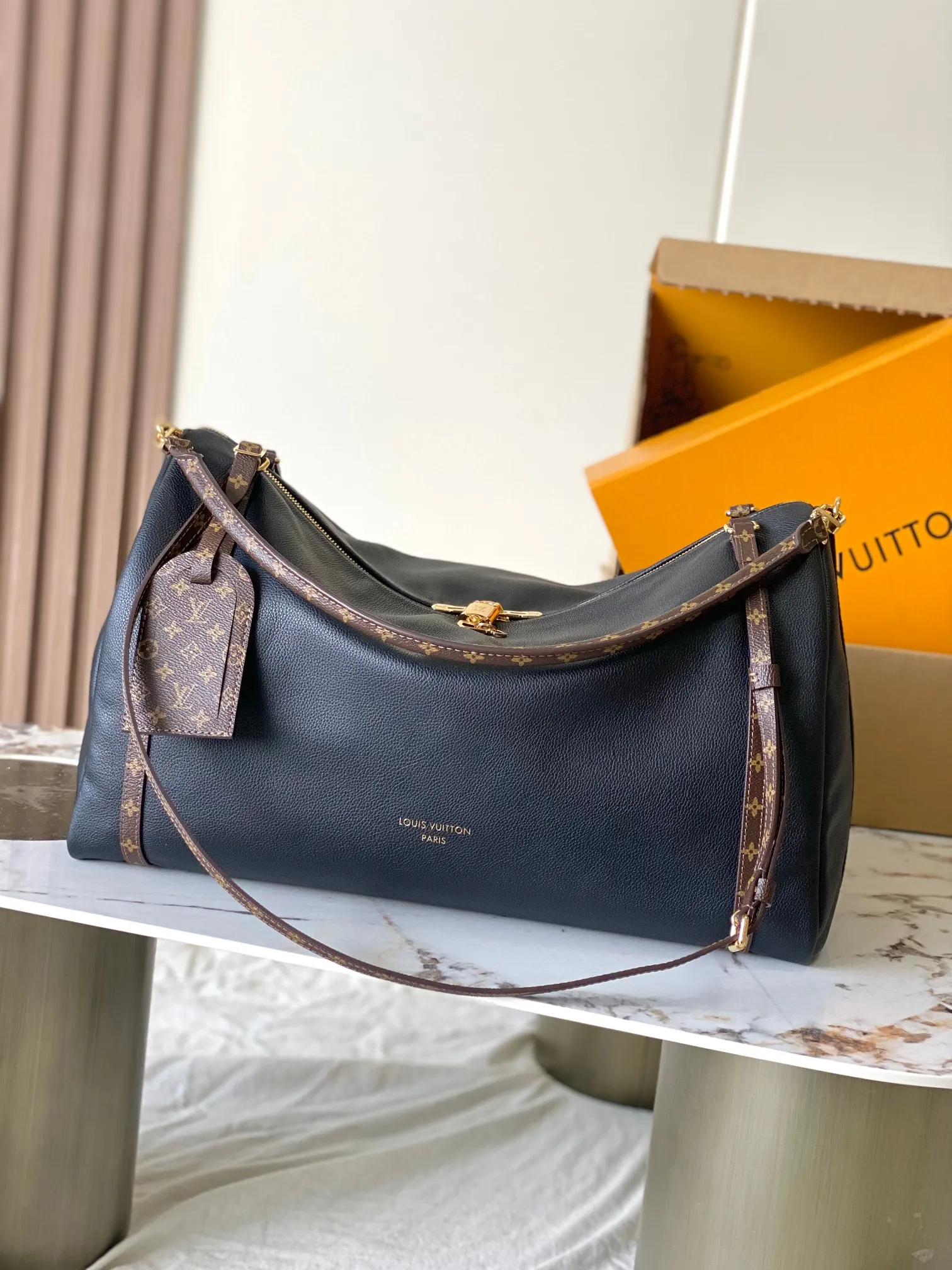 p2100 [Special grade MB original leather] EXPRESS large handbag Model: M26037 black 163C chip version Material: A-grade all-steel hardware, imported original cowhide Packaging: full set of original duty-free MB packaging Size: 45*27*20CM
