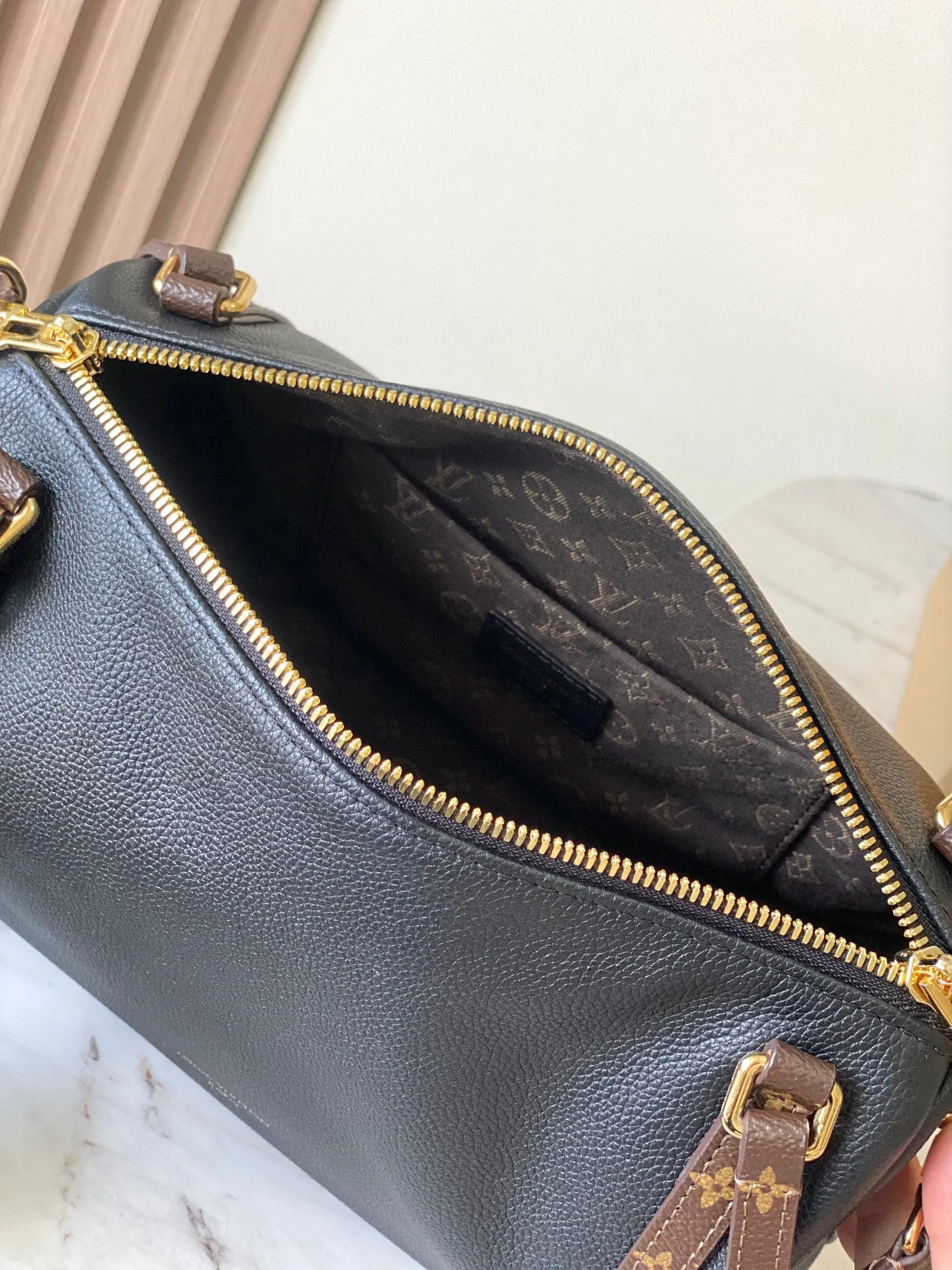 p2100 [Special grade MB original leather] EXPRESS large handbag Model: M26037 black 163C chip version Material: A-grade all-steel hardware, imported original cowhide Packaging: full set of original duty-free MB packaging Size: 45*27*20CM