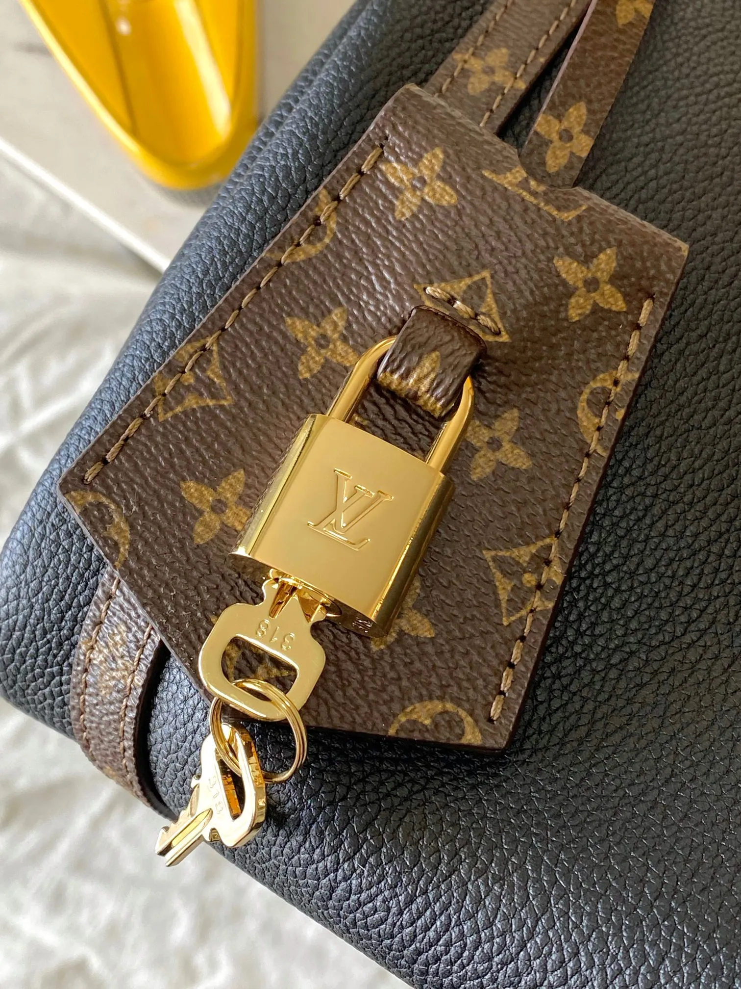 p2100 [Special grade MB original leather] EXPRESS large handbag Model: M26037 black 163C chip version Material: A-grade all-steel hardware, imported original cowhide Packaging: full set of original duty-free MB packaging Size: 45*27*20CM