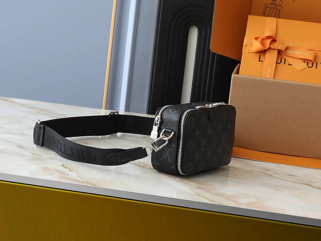 💰240💰Upgraded from the original M81260 M80741 M59161 Alpha Wearable handbag combines Monogram Eclipse coated canvas and leather trim, with wide mouth opening and side gussets for easy access, suitable for storing mobile phones and wallets, etc. The detachable and adjustable shoulder strap allows for a variety of carrying options. Dimensions: 18.5×11×6.5cm