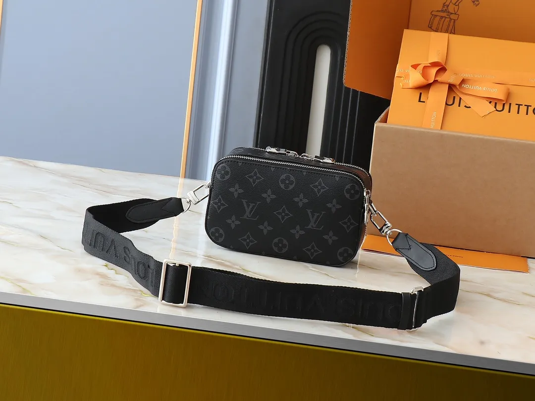 💰240💰Upgraded from the original M81260 M80741 M59161 Alpha Wearable handbag combines Monogram Eclipse coated canvas and leather trim, with wide mouth opening and side gussets for easy access, suitable for storing mobile phones and wallets, etc. The detachable and adjustable shoulder strap allows for a variety of carrying options. Dimensions: 18.5×11×6.5cm