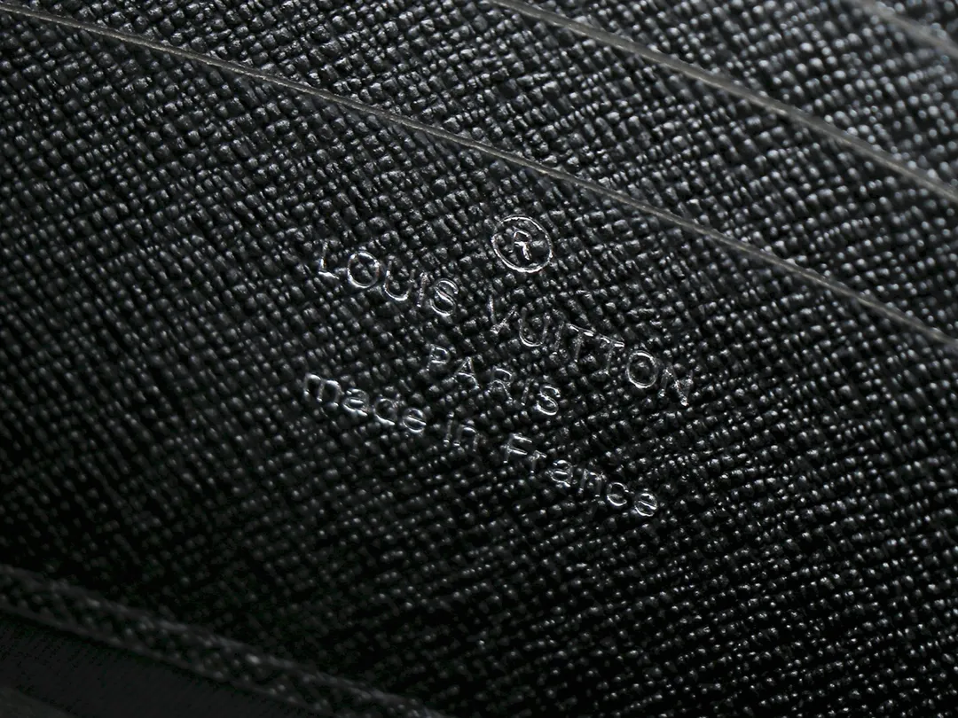 💰240💰Upgraded from the original M81260 M80741 M59161 Alpha Wearable handbag combines Monogram Eclipse coated canvas and leather trim, with wide mouth opening and side gussets for easy access, suitable for storing mobile phones and wallets, etc. The detachable and adjustable shoulder strap allows for a variety of carrying options. Dimensions: 18.5×11×6.5cm