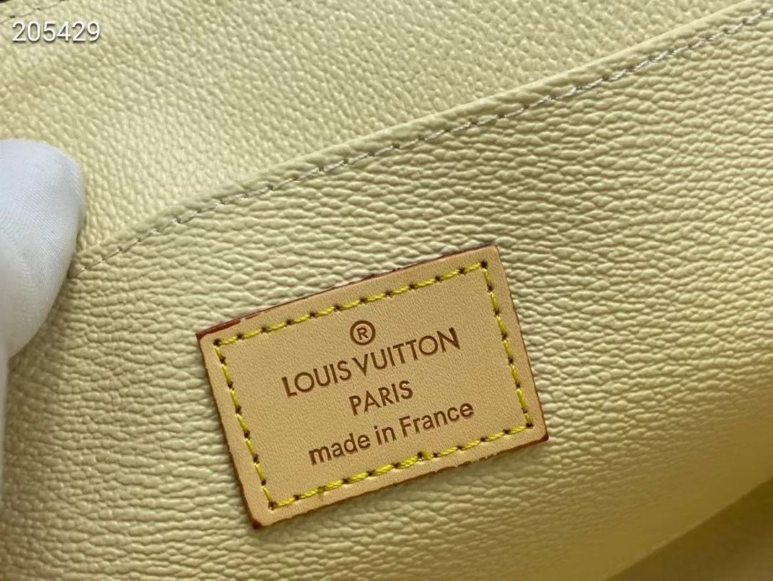 P140💰Upgraded from the original M47353 presbyopic large size. This large cosmetic bag chain is made of classic and stylish Monogram canvas, which is truly luxurious. Shiny gold-tone metal details and cotton lining add to the elegance. 24.0x 17.0x 6.0 cm (length x height x width). - Specially coated canvas - Cowhide trim - Shiny gold-tone hardware - Wide zip closure - 2 flat interior pockets - Compartment for lipstick.
