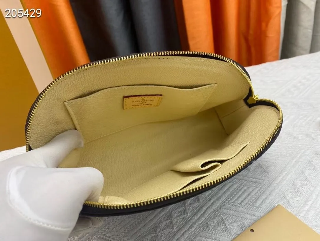 P140💰Upgraded from the original M47353 presbyopic large size. This large cosmetic bag chain is made of classic and stylish Monogram canvas, which is truly luxurious. Shiny gold-tone metal details and cotton lining add to the elegance. 24.0x 17.0x 6.0 cm (length x height x width). - Specially coated canvas - Cowhide trim - Shiny gold-tone hardware - Wide zip closure - 2 flat interior pockets - Compartment for lipstick.