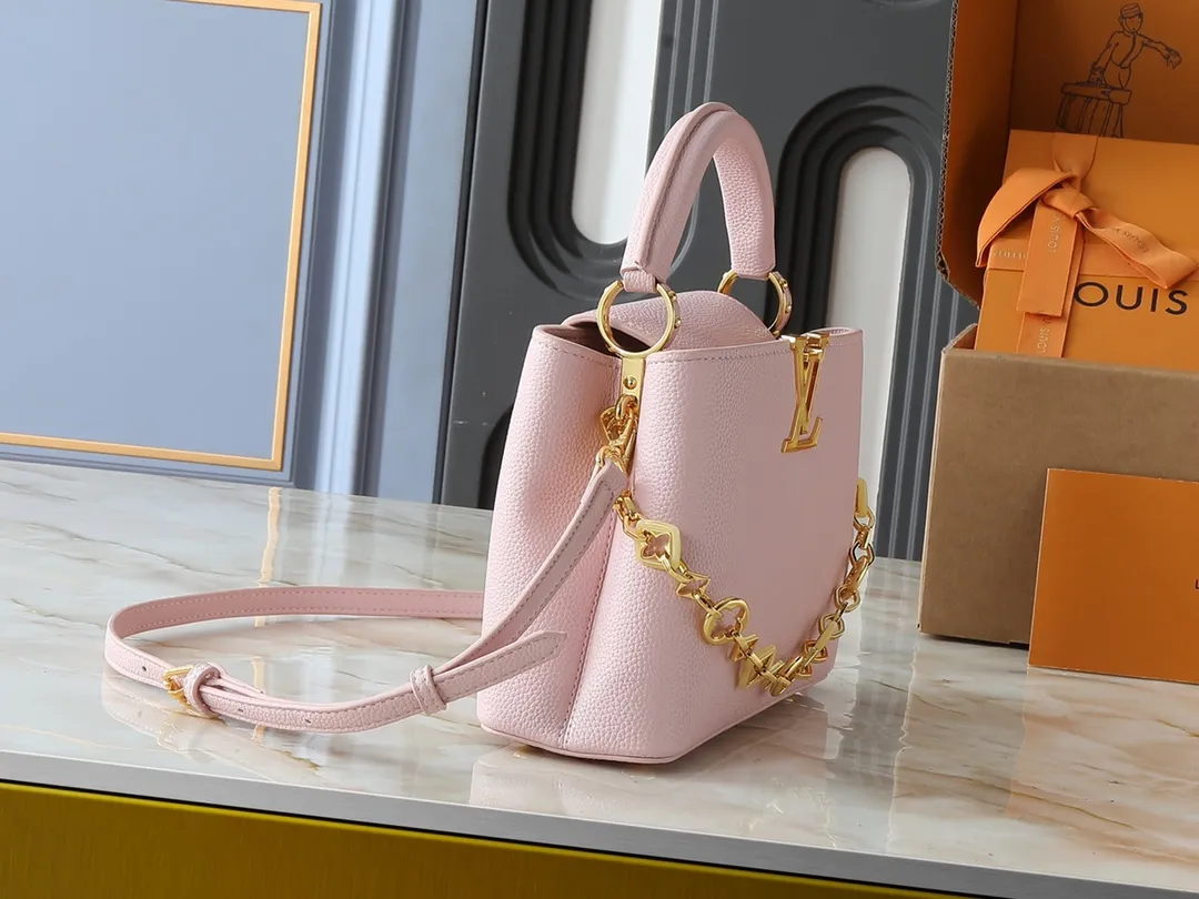 💰440💰Guangzhou goods Upgraded from the original M14381 M14970 M14393 M14972 M14971 This Capucines BB handbag quotes the design elements of the Harmony series and tells the inspiration of the Monogram flower with a gorgeous chain. The Taurillon cow leather body is embellished with a resin-coated LV logo, and the flap can be opened externally or internally to reveal a neat interior with multiple pockets. Dimensions: 27.0 x 17.3 x 9.0 cm (length x height x width)
