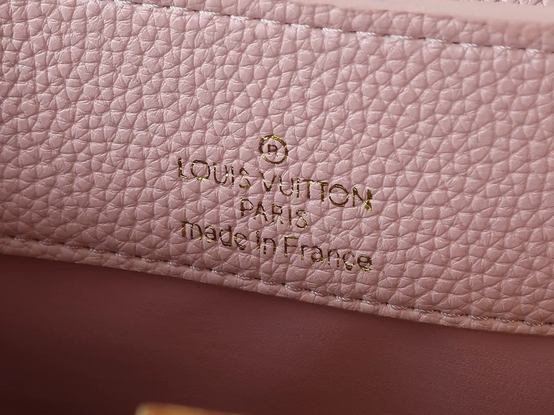 💰440💰Guangzhou goods Upgraded from the original M14381 M14970 M14393 M14972 M14971 This Capucines BB handbag quotes the design elements of the Harmony series and tells the inspiration of the Monogram flower with a gorgeous chain. The Taurillon cow leather body is embellished with a resin-coated LV logo, and the flap can be opened externally or internally to reveal a neat interior with multiple pockets. Dimensions: 27.0 x 17.3 x 9.0 cm (length x height x width)