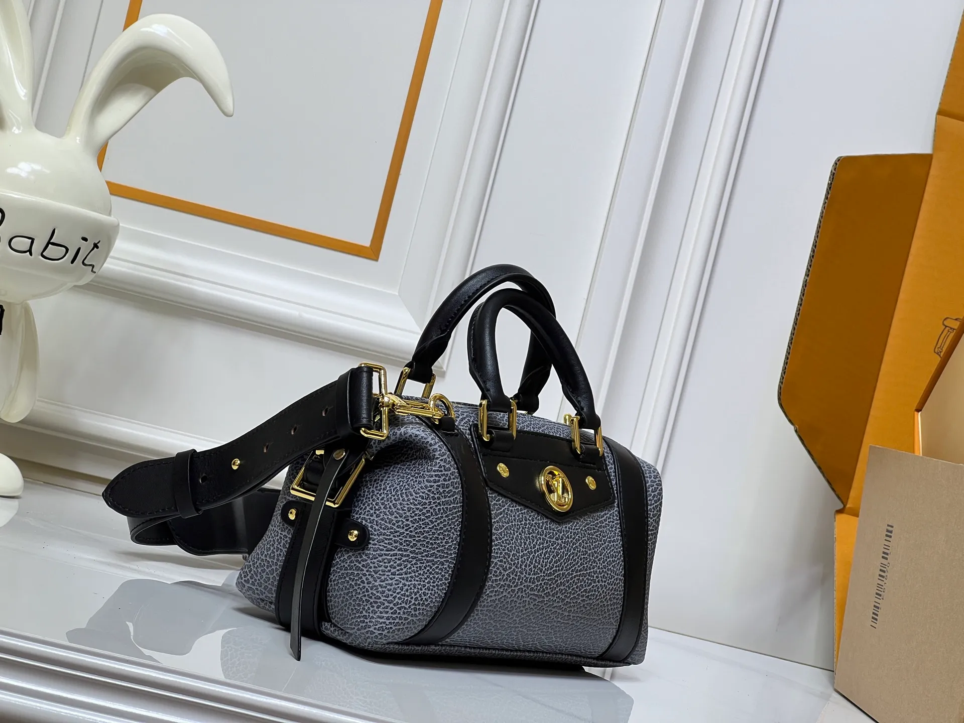 Batch 320💰[Exclusive real shot] Small size M25566 M14623 Full leather motorcycle bag M14702 M14700 NANO LV BIKER handbag This Nano LV Rider handbag is from the 2025 spring and summer series. It is made of pixelated grain sheep leather with smooth cow leather elements, and is decorated with LV Circle logo. The foldable configuration makes it easy to store in a suitcase, and the modern design adds a rock-n-roll edge to any look. Dimensions: 10 x 10 x 23 cm